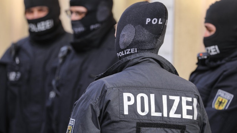 Beamte der Bundespolizei stehen beisammen.