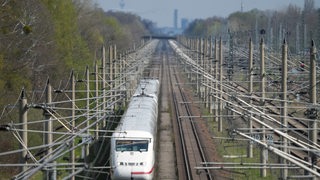 Ein ICE der Deutschen Bahn fährt auf der Strecke in Richtung Westen.