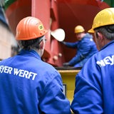 Neu lackiert wird das Traditionsschiff "Gesine von Papenburg" von Mitarbeitern der Meyer Werft auf einem Tieflader gesichert.