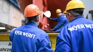 Neu lackiert wird das Traditionsschiff "Gesine von Papenburg" von Mitarbeitern der Meyer Werft auf einem Tieflader gesichert.