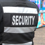 Ein Security-Mitarbeiter mit einer Warnweste