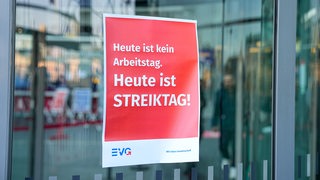 Ein EVG-Plakat mit der Aufschrift: "Heute ist kein Arbeitstag. Heute ist STREIKTAG!"