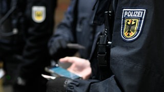 Bundespolizisten kontrollieren Ausweispapiere im Bremer Hauptbahnhof.