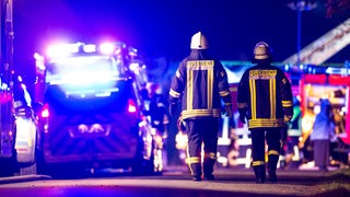 Feuerwehrleute in Uniform bei Nacht