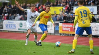 Zweikampf im Fußballspiel zwischen Atlas Delmenhorst und dem VfB Oldenburg im Niedersachsen-Pokal.