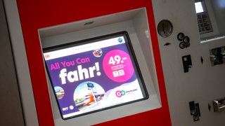 "All you can fahr! - 49 Euro Das Deutschlandticket" steht auf einem Monitor eines DB-Fahrkartenautomaten.