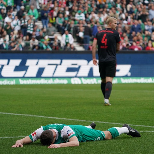 Werder-Spieler Christian Groß liegt nach seiner verpassten Torchance gegen München flach ausgestreckt bäuchlinks auf dem Rasen.