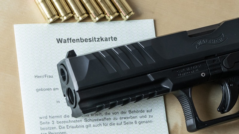 Eine Walther PDP Full Size 9mm Handfeuerwaffe, 9mm Luger Patronen und eine Waffenbesitzkarte.