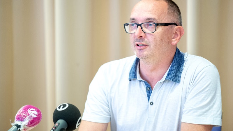 Ronny Möckel, Leiter Krisenstab und Gesundheitsamt Bremerhaven, spricht während einer Pressekonferenz.