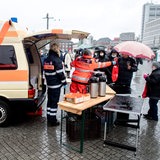 Karin Stelljes, Teamleiterin beim Kältebus der Johanniter, reicht an Heiligabend auf dem Vorplatz am Hauptbahnhof eine warme Mahlzeit an einen bedürftigen Menschen.