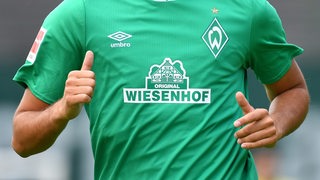 Nuri Sahin im Werder-Trikot auf dem Spielfeld, schaut abwartend.