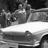 Konsul Borgward und Direktor Tegtmeier vor dem Pkw Arabella