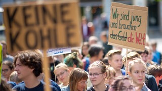 teilnehmer der Klimademonstration "Fridays for Future" mit Transparenten