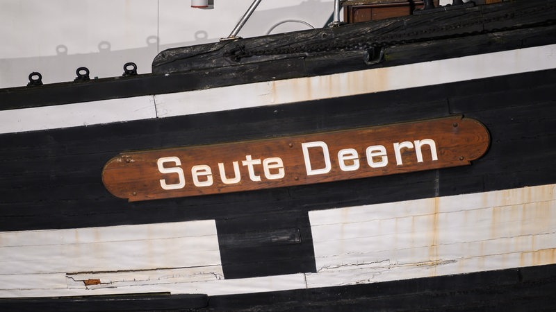 Der Name des historischen Segelschiffs "Seute Deern"