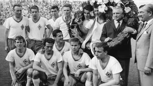 Stehend (v.l.):. Helmut Jagielski, Klaus Matischak, Sepp Piontek, Heinz Steinmann, Günter Bernard, Arnold Schütz und Trainer Willi Multhaup; Hockend (v.l.): Diethelm Ferner, Theo Klöckner, Max Lorenz, Gerhard Zebrowski, Horst-Dieter Höttges.