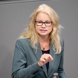 Eine blonde Frau hält eine Rede