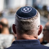 Ein Mann mit einer Kippa auf dem Kopf.