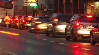 Autos stehen bei Dämmerung in einem Stau in der Bremer Innenstadt (Archivbild)
