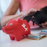 Ein rotes Sparschwein mit Bremer Schlüssel.