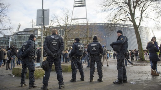 Polizisten stehen vor dem Stadion von Werder Bremen