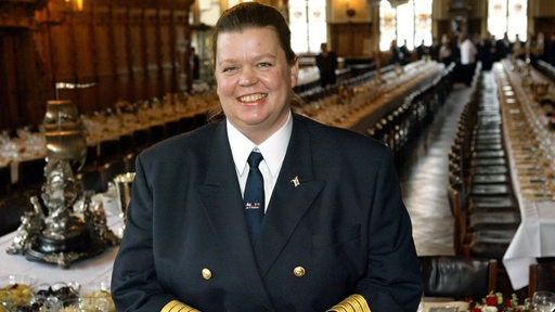 Die Kapitänin Barbara Massing steht am 13.2.2004 in der Festhalle des Bremer Rathauses. In Bremen fällt eine der letzten Bastionen der Männer: Bei der traditionellen Schaffermahlzeit am 13.2. wird mit Massing erstmals eine Frau an der festlichen Tafel der Herrenrunde teilnehmen.