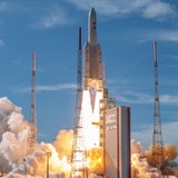 Eine Ariane 5 mit einem Satelliten an Bord, startet vom europäischen Weltraumbahnhof in Kourou in Französisch-Guyana.