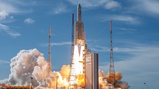 Eine Ariane 5 mit einem Satelliten an Bord, startet vom europäischen Weltraumbahnhof in Kourou in Französisch-Guyana.