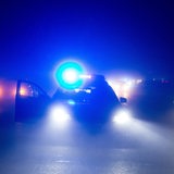 Im Nebel bei Nacht: Verkehrsabsicherung durch Streifenwagen 