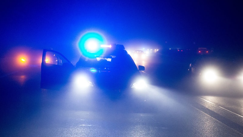 Im Nebel bei Nacht: Verkehrsabsicherung durch Streifenwagen 