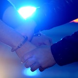Ein Mann wird in Handschellen gelegt, aufgenommen am 12.01.2015 in Braunlage. 