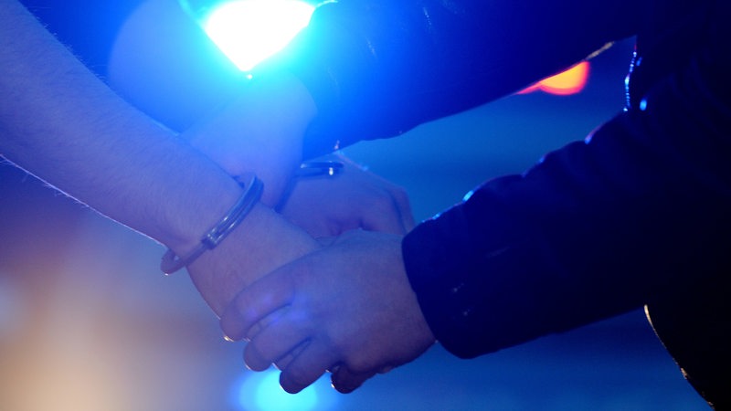 Ein Mann wird in Handschellen gelegt, aufgenommen am 12.01.2015 in Braunlage. 