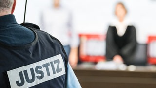 Der Rücken eines Justizbeamten