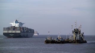Schiffe fahren auf der Außenweser bei Bremerhaven.