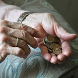 Eine Seniorin zählt Euro-Münzen in ihrer Hand (Symbolbild)
