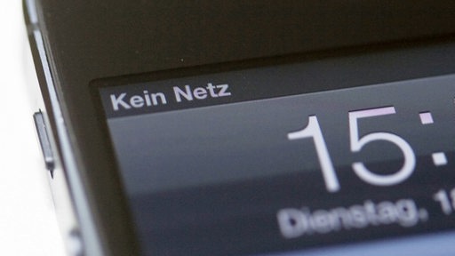 Ein Handy zeigt "Kein Netz" auf seinem Display an