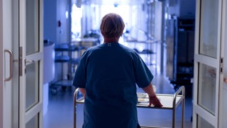 Eine Pflegerin schiebt die Verpflegung der Patienten über einen Flur in der Medizinischen Hochschule in Hannover. 