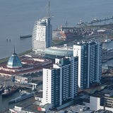 Luftbild der Bremerhavener Hafenwelten und Innenstadt.