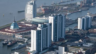 Luftbild der Bremerhavener Hafenwelten und Innenstadt.