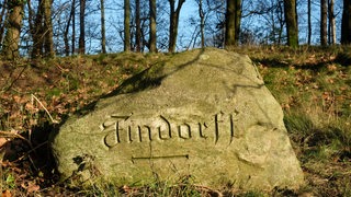Ein Stein liegt in Worpswede mit der Aufschrift: Findorff und einem Pfeil nach links.