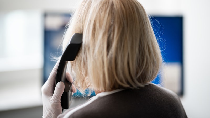 Eine ehrenamtliche Telefonseelsorgerin telefoniert (Symbolbild)