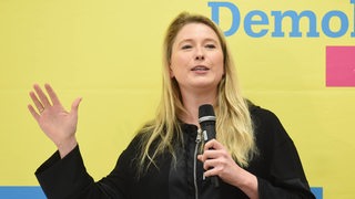 Lencke Steiner hält eine Rede.