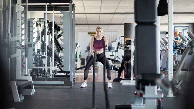 Eine Frau trainiert in einem Fitnessstudio (Symbolbild)
