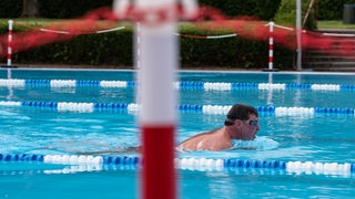 Ein Schwimmer im Freibad (Symbolfoto)