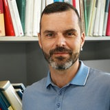 Andreas Klee, Professor, Politikwissenschaftler und Direktor des Zentrum für Arbeit und Politik an der Universität Bremen, steht in seinem Büro. 