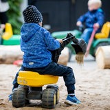 Kinder spielen auf dem Spielplatz eines Kindergartens.