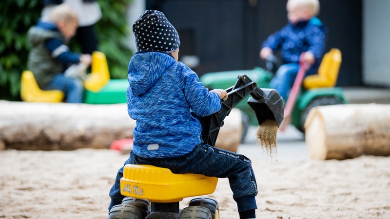 Kinder spielen auf dem Spielplatz eines Kindergartens.