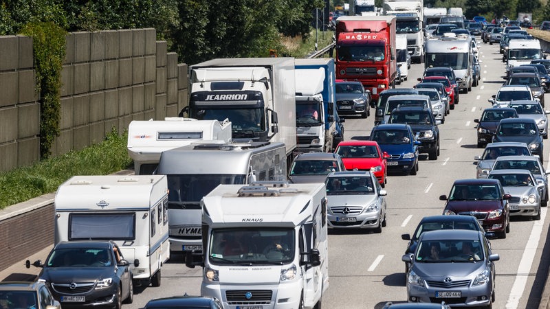 Wohnmobile und Autos stauen sich auf der Autobahn A1 