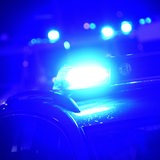 Das Blaulicht eines Polizeiautos blinkt.