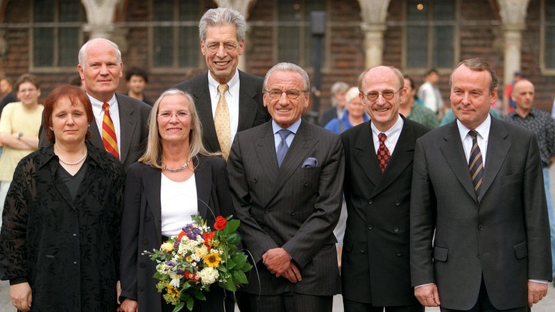Mitglieder des neu gewählten Bremer Senats vor dem Rathaus, 1999