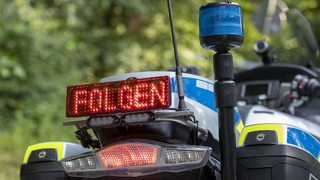 Geschwindigkeits- und Motorradkontrolle der Polizei.